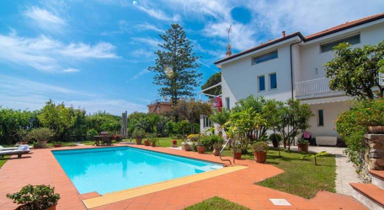Villa with jacuzzi & pool in Sanremo