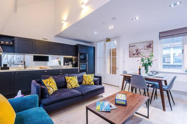 Fully equipped vacation home with yard | Next to Manchester Town Hall | Suitable for remote work | Pet-friendly — photo 2