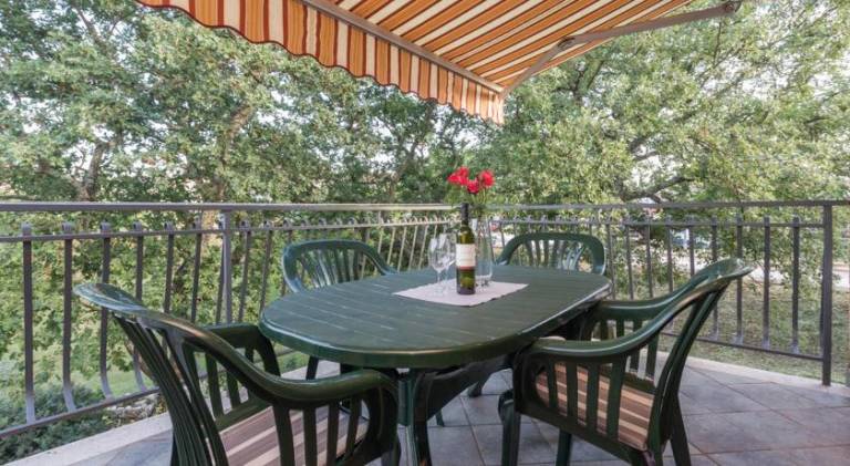 Apartment with terrace & yard — photo 2