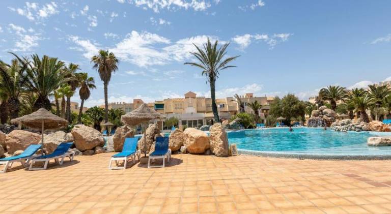 Holiday apartment with patio & pool — photo 3