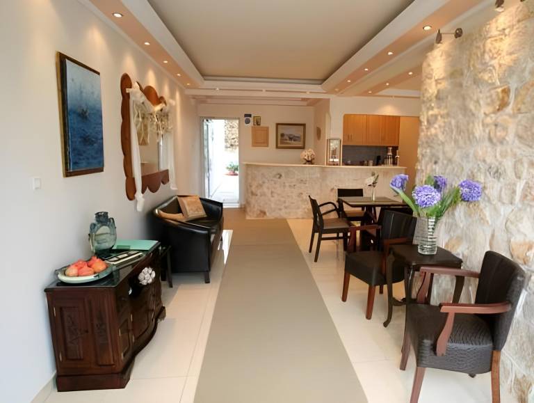 Serviced apartment with patio & yard | Close to the beach | Pet-friendly — photo 5