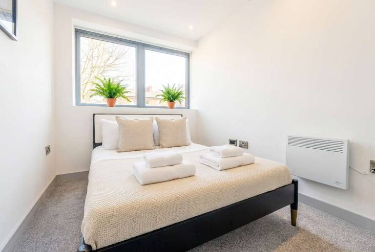 Chic 1BR Central Apartment Minutes to Station