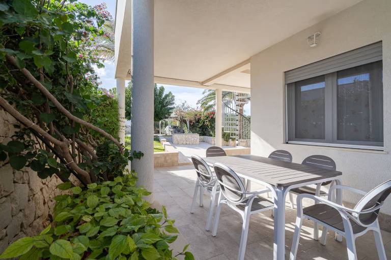 Family-friendly villa with yard, BBQ & patio | Beach nearby | Dogs allowed — photo 4