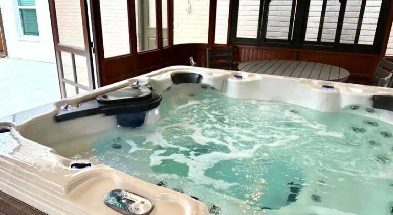 Vacation home with jacuzzi in Oklahoma City, OK