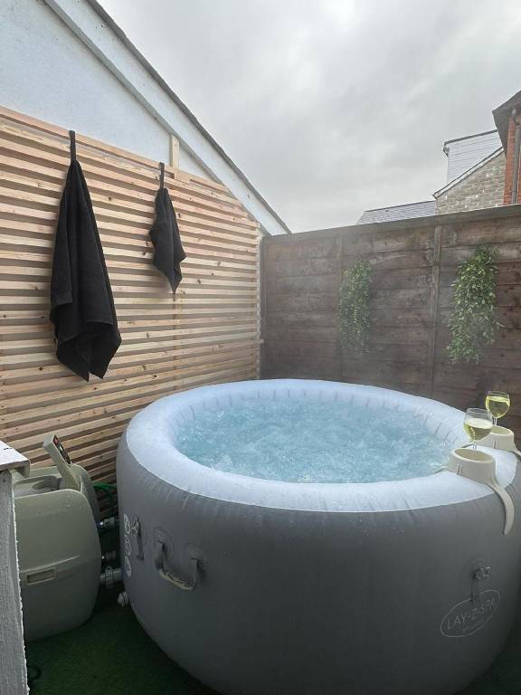 Vacation home with hot tub | Near National Museum Cardiff | Pets allowed — photo 3