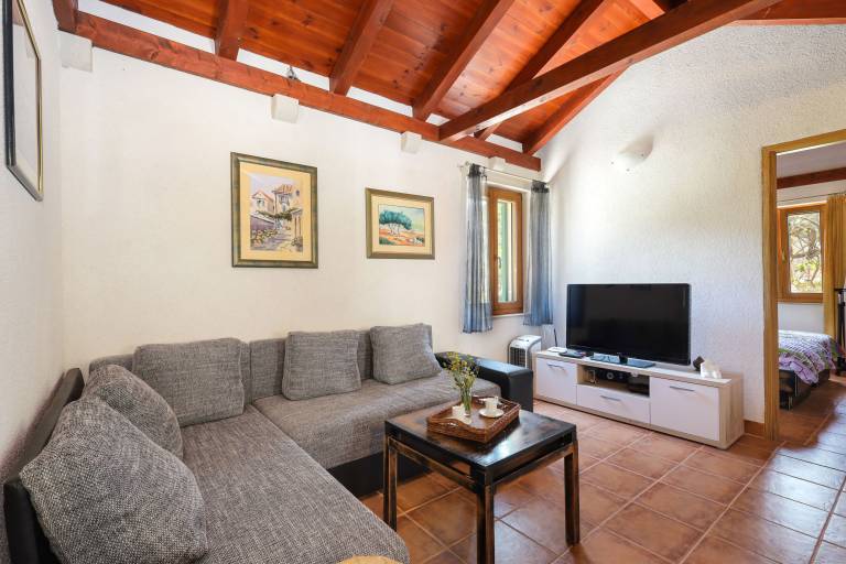 Charming vacation home with yard, barbeque & private pool | Garden view | Pets allowed — photo 2