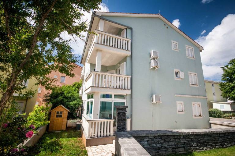 Ema - Cozy Pet-friendly Suite for Two with Parking in Baska
