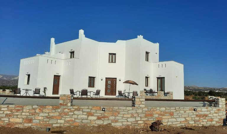 Beautiful serviced apartment with terrace, garden & pool | Pets allowed in Naxos