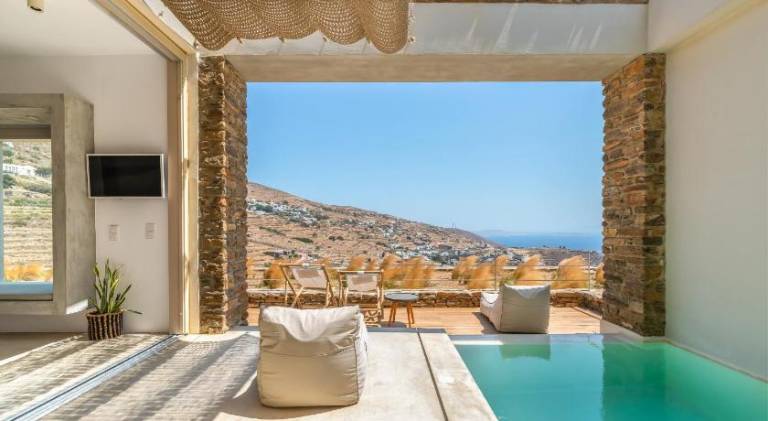 Wonderful serviced apartment with terrace, hot tub & yard | Pet-friendly in Tinos