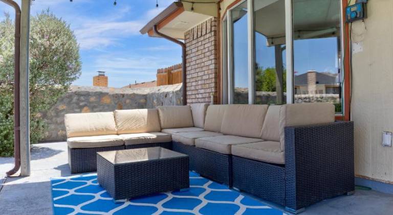 House with pool & hot tub — photo 5