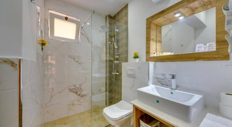 Serviced apartment with sauna, pool & patio — photo 2
