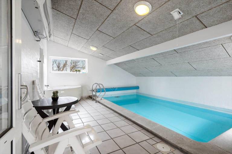Pleasant vacation home with pool, grill & jacuzzi | Pets are welcome — photo 4