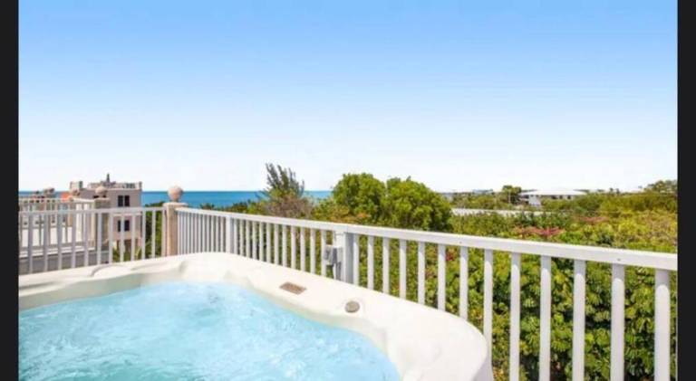 Pleasant vacation home with pool & jacuzzi | Pets allowed in Marathon, FL