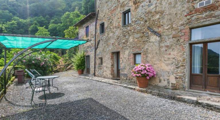 Apartment with pool in Pistoia