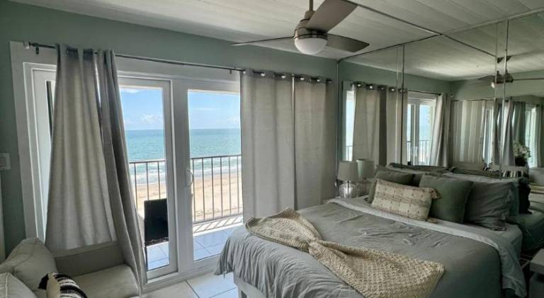 Beachfront Condo with Pool a Summer Escape for 6 — photo 2