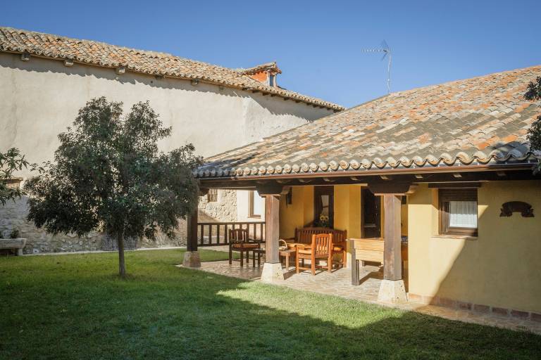 Family-oriented charming house with grill & garden | Garden view | Pets are welcome in León