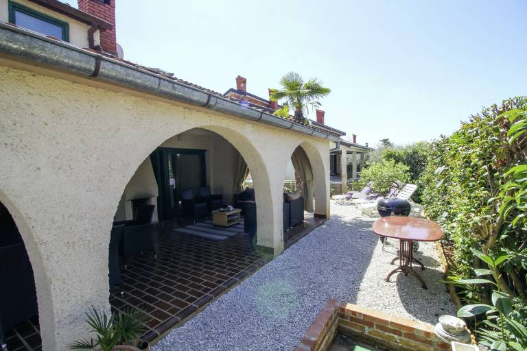 Vacation home with terrace, barbecue & yard — photo 5