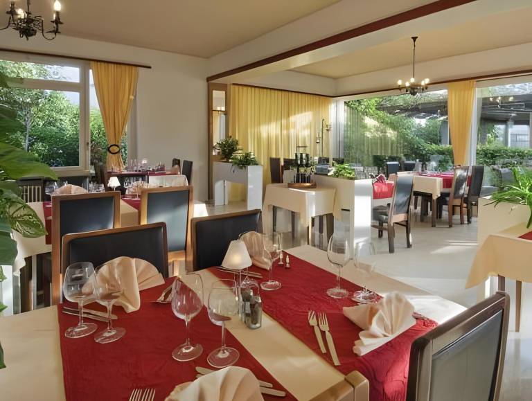 Ascona Lodge, Pool & Garden Retreat — photo 3