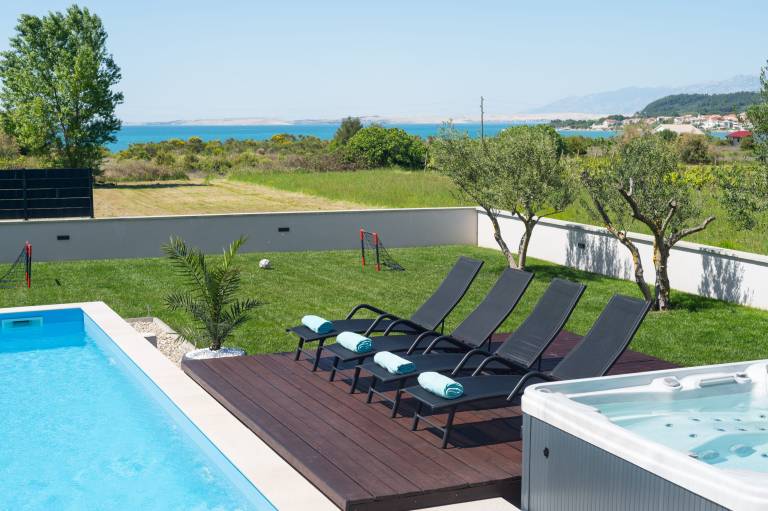 Villa with barbecue, hot tub & private pool — photo 5