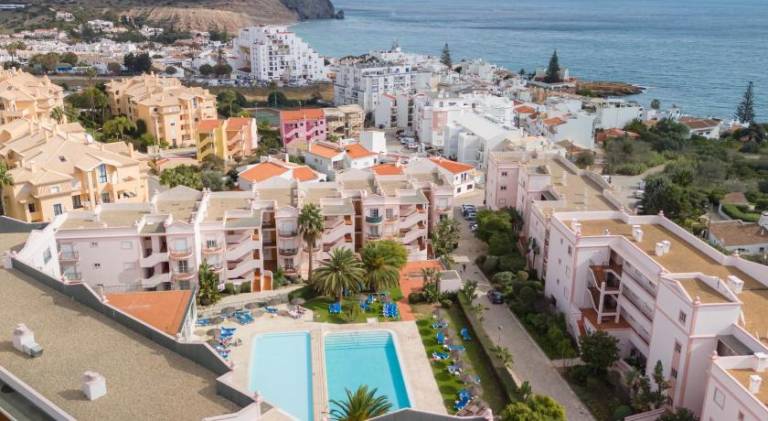 Fully equipped pleasant rental apartment with patio & private pool | Close to the beach | Dogs allowed — photo 4