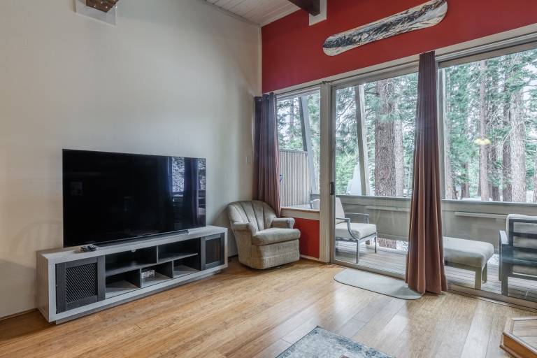 Tyrolean Village 6 - 2 Bedrm 1.5 Bath - Sleeps 6! Walk to Lift with private hot tub — photo 3