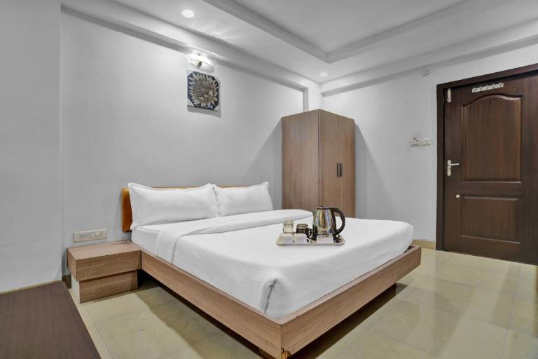 Super Townhouse Divya Palace