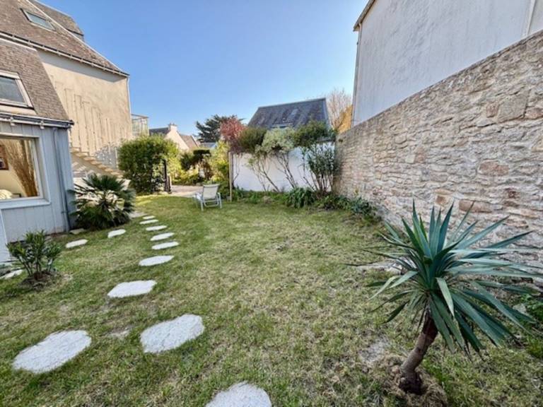 Rental apartment with patio, yard & barbecue — photo 4