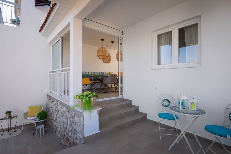 Apartment with fast internet, barbecue & patio | Beach view — photo 2
