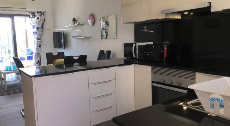 Holiday apartment with pool, garden & patio — photo 4
