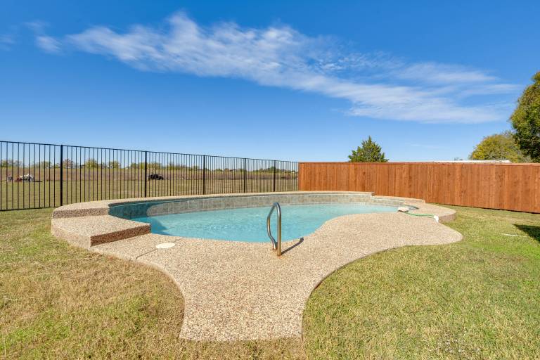 9 Mi to Ray Roberts Lake Texas Retreat w Pool