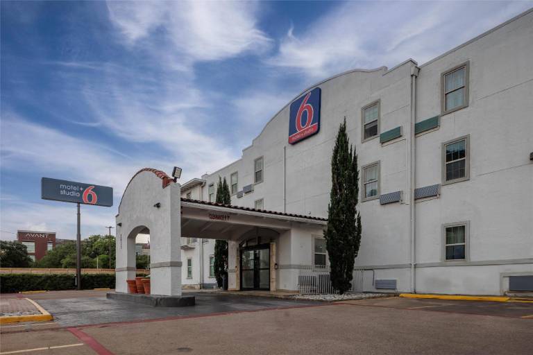 Studio 6 Suites Dallas, TX - Downtown — photo 2