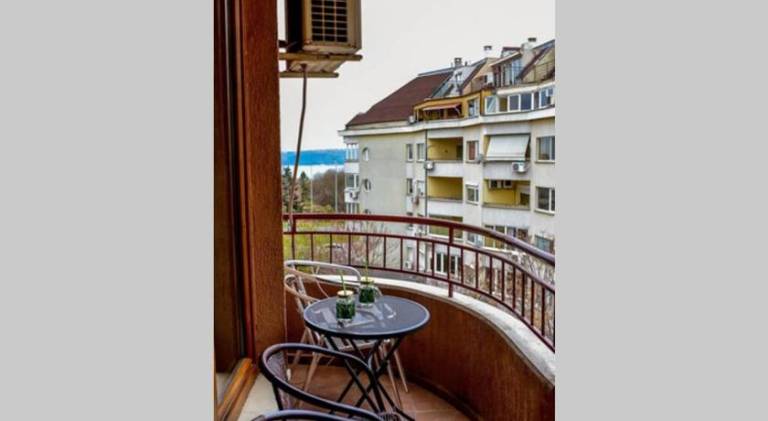Sea view apartment next to Sea garden and beach — photo 4