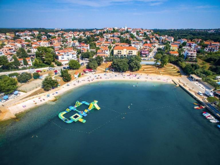 Apartment with yard & terrace | Nature view in Pula