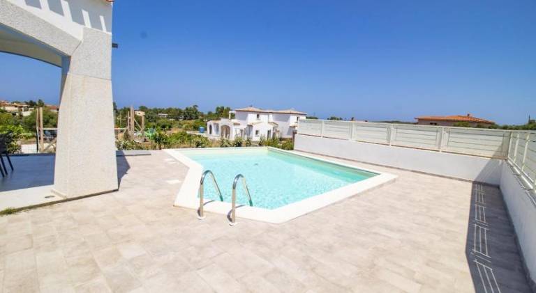 Villa with pool — photo 4