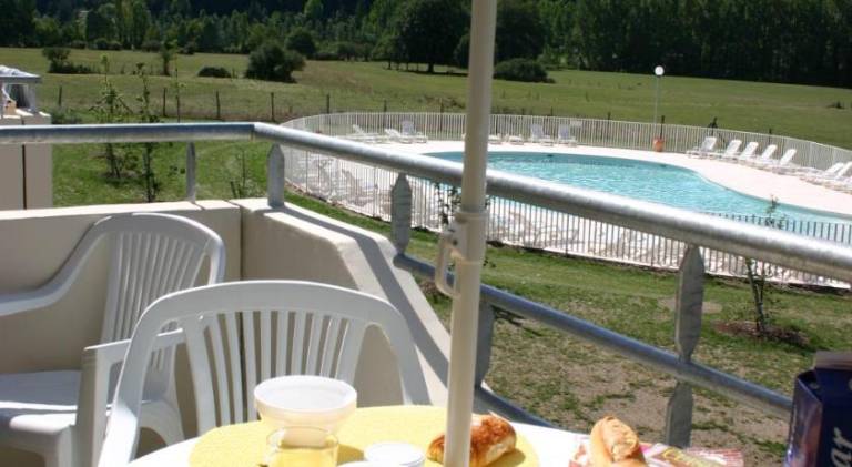 Serviced apartment with pool, terrace & garden | Pet-friendly — photo 5