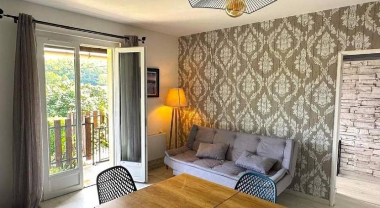 Serviced apartment with BBQ, patio & private pool | Pets allowed — photo 2