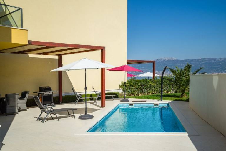 Villa with private pool, barbecue & garden | Pets are welcome in Okrug