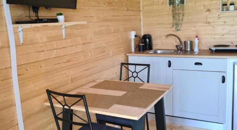 Lodge with patio, barbeque & hot tub | Pets allowed — photo 5
