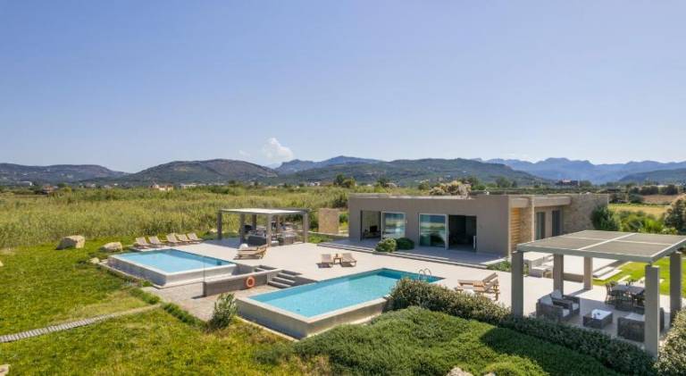 Family-friendly lovely villa with patio, garden & private pool | Next to the beach | Pets allowed in Kissamos