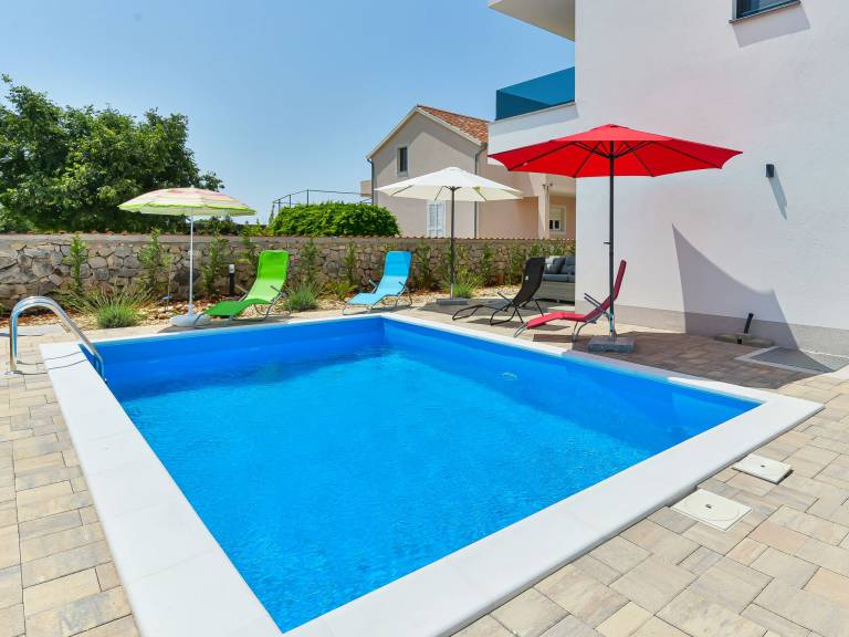 Fully equipped house with patio, garden & private pool | Pets are welcome — photo 2