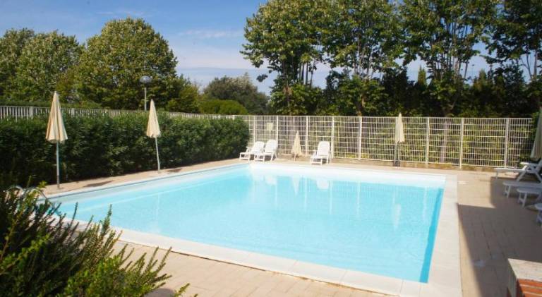 Apartment with pool — photo 2