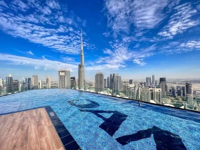Apartment with pool & hot tub | Near Burj Khalifa | Good for workation in Dubai
