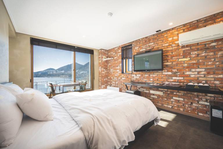 B&F Hotel