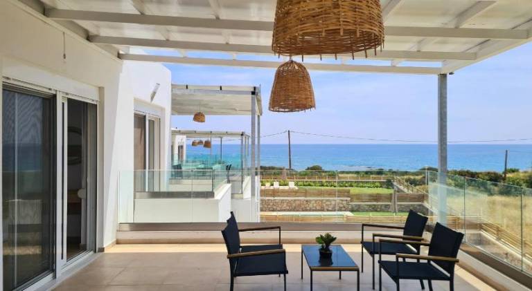 Villa with hot tub, yard & patio in Rhodes