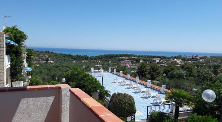 Serviced apartment with pool, terrace & yard — photo 4
