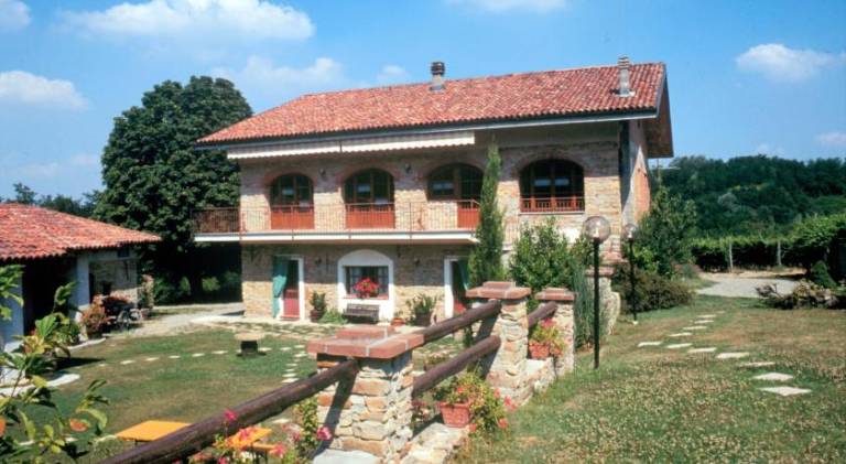 Farm with patio & yard in Alessandria