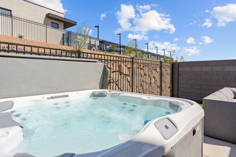 House with barbecue, pool & jacuzzi — photo 4