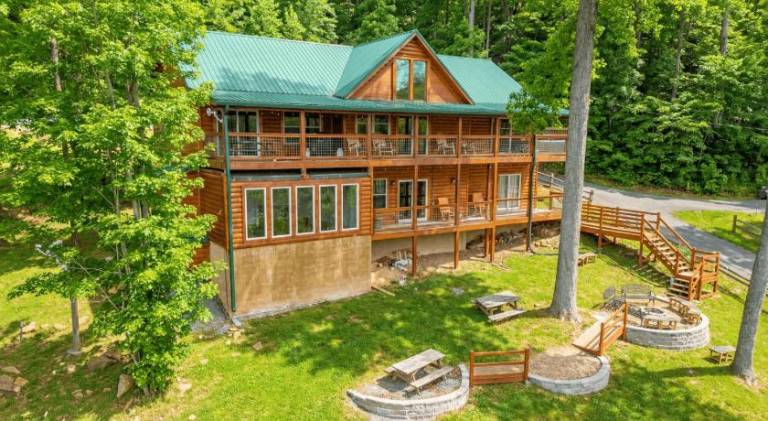Lovely chalet with hot tub & pool | Dogs allowed in Sevierville, TN