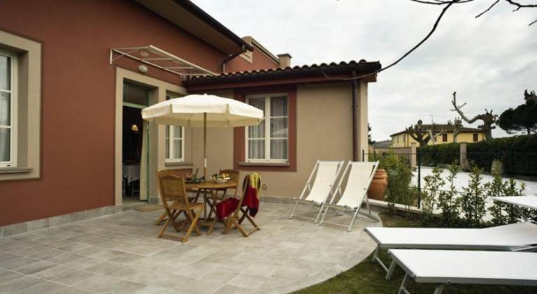Rental apartment with pool, grill & yard — photo 5