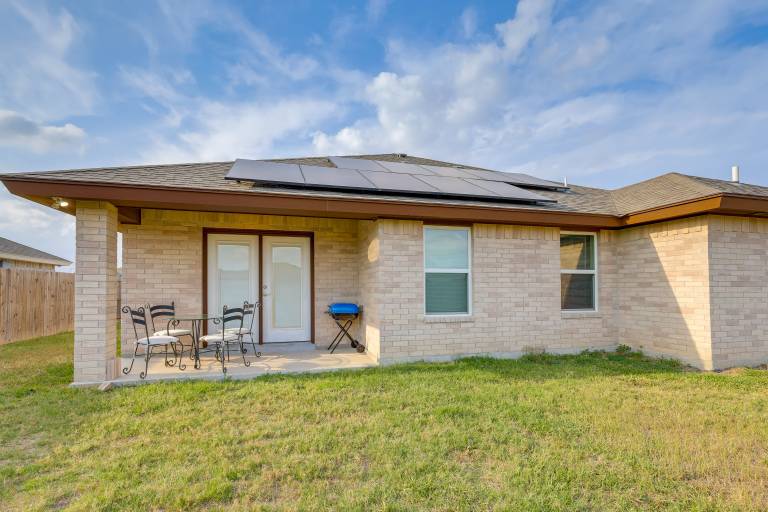 Easy Living in Brownsville! Home Near Med Center — photo 3